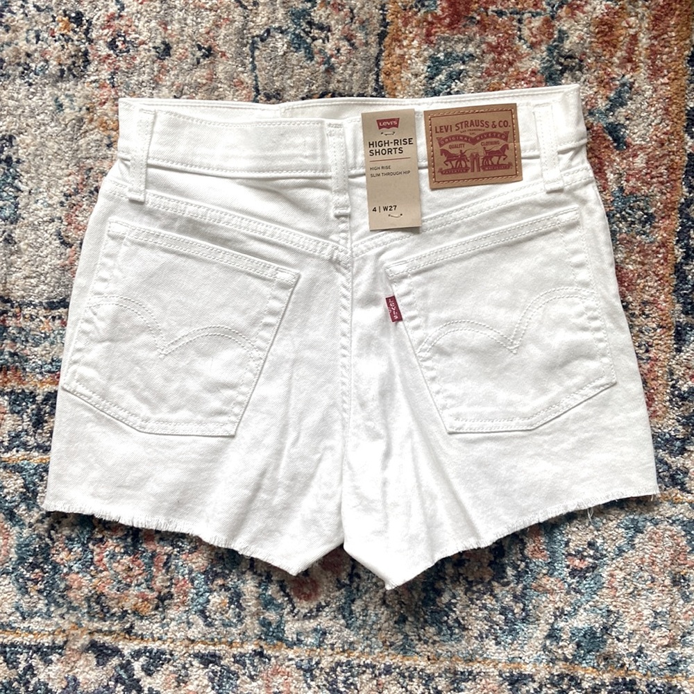 NWT Levi’s High-Rise White Shorts